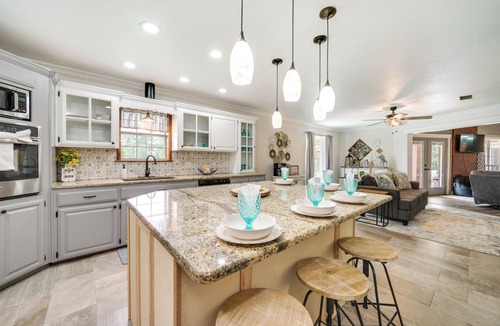 Broken Bow Cottage | Broken Bow Vacation Rental w/Pool & Hot Tub!