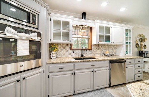 Broken Bow Cottage | Broken Bow Vacation Rental w/Pool & Hot Tub!