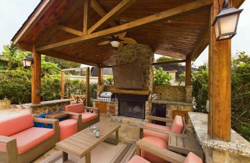 Northside House | Buckle n Boots BNB - 20 minutes to downtown and pool