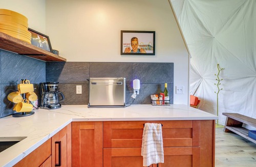Butler Apartment | Butler ‘Pop Culture Camp’ w/Private Hot Tub & BBQ