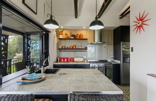 Beechmont House | Cabane Treehouse Retreat with Mountain Views