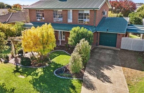 Yarrawonga House | Cade Retreat perfect for golfers or larger groups.