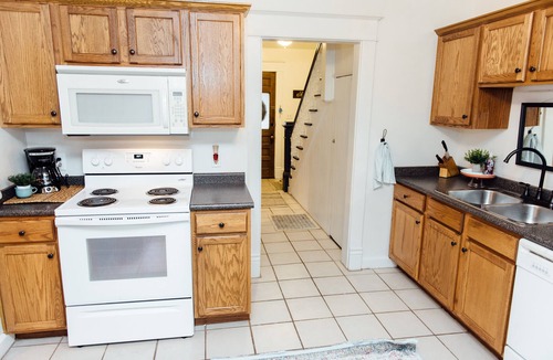 Ames House | Campus & Downtown - Near Starbucks - Netflix - 2Br/1Ba