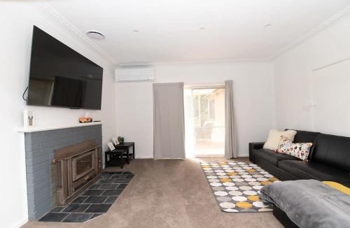 Canobolas House | Canobolas Cottage - Amazing Farm Stay, 4 King Beds
