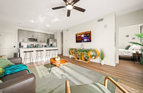 Old East Dallas Apartment | Casa Verde - 1 BR 2 Beds 5min DT & Deep Ellum