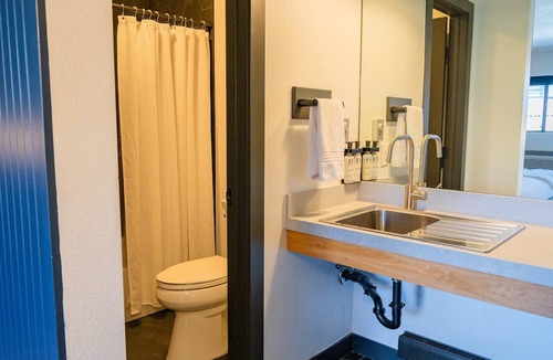 Winter Park Hotel | Catwalk | Double Queen + Twin Bunks at Gravity Haus Winter Park, Parking