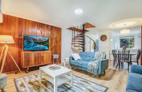 Bright Villa | Cedar Cottage Unit 5