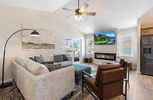 Cedar Falls House | Cedar Falls 4BR Near UNI | Hot Tub, Fire Pit & Fenced Yard