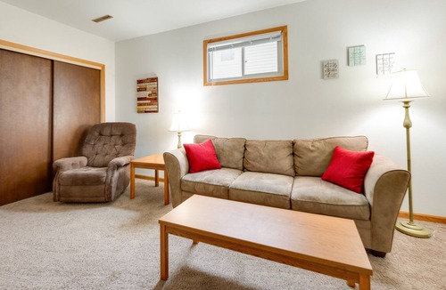 Southwest Area Apartment | Cedar Rapids Vacation Rental: 2 Mi to Downtown!