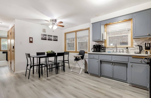 Forestview House | CentralChgo/2BR1Bath/PublTrans/Wifi/Garage/Laundry