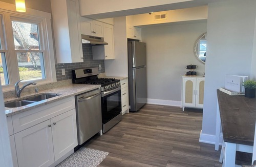 Delavan Lake Cottage | Charming 2-bedroom cottage in Delavan, Walk to Lake!