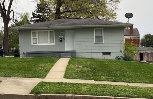 Atchison House | Charming 2-bedroom house in Atchison on quiet brick and tree lined street.