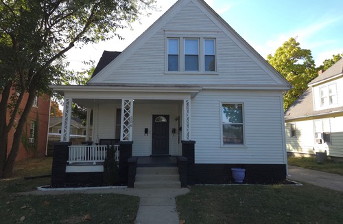 Springfield Apartment | Charming 2-bedroom apartment in Springfield with AC