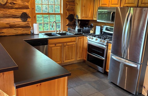 Woodford Cabin | Charming 3-bedroom cabin in Woodford private with mountain and pond view