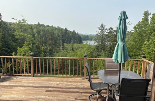 Woodford Cabin | Charming 3-bedroom cabin in Woodford private with mountain and pond view