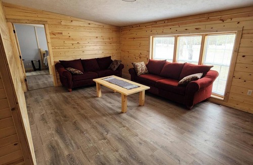 Necedah House | Charming 3-bedroom house with WiFi, AC in serene Necedah
