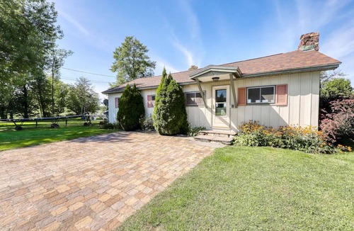 Malletts Bay House | Charming 3-bedroom lakefront house with large yard and sandy beach