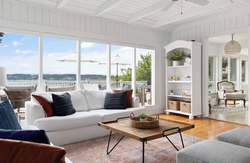 Clinton House | Charming 4-bedroom house overlooking the bay, Wifi, and easy beach access.