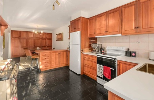 Launceston CBD Apartment | Charming and Elegant: City Views, Wifi & Parking
