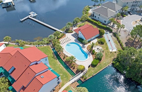 Silver Sands Beach Apartment | Charming Beach Studio With Pool