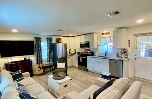 Mount Dora Cottage | Charming Celtic Cottage Retreat – 2 Bed, 1 Bath Haven"