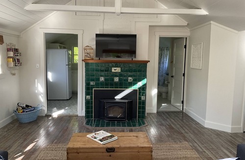 Eastsound Cottage | Charming Cottage hidden in town!