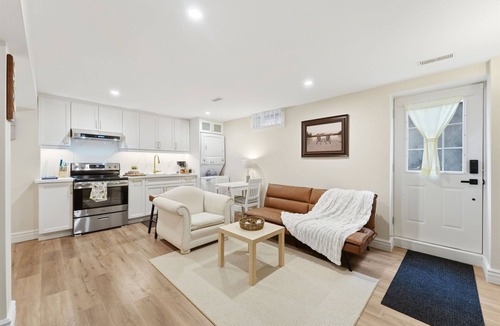 Whitby House | Charming Cozy Lower-Level Suite in a Quiet Area
