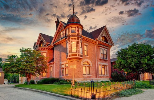 Springfield House | Charming Downtown Stay | Victorian Beauty & Modern Comfort