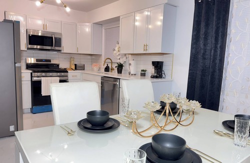 Park Forest House | Charming Full Modern Home+Free Parking+Fast Wi-Fi & Centrally located