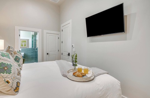 Granbury Hotel | Charming Granbury Hotel Room on the Historic Granbury Square