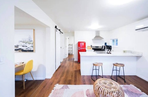 Holly Park Cottage | Charming light-filled cottage near airport & DT
