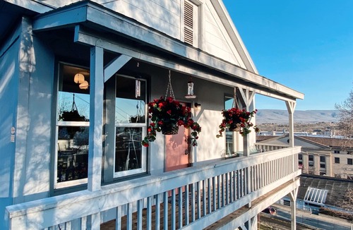 The Dalles Apartment | Charming River View Apt | Walk to Shops & Cafes