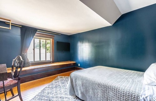 Broadway Hotel | Charming Room in Historic BnB with Parking - Rm 7