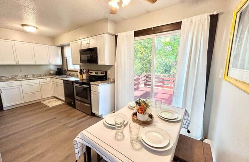 Marion Apartment | Charming & Spacious Apartment with Deck
