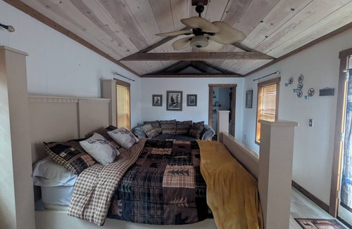 Dresden Apartment | Charming studio in fabulous Dresden with WiFi, AC, on horse property
