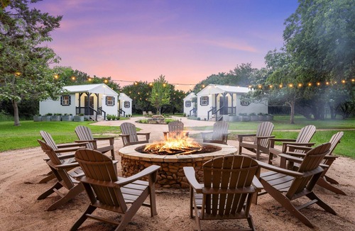 Crawford Cabin | Charming Tiny House #3 Getaway with Pool: 20 minutes from Baylor and Magnolia!