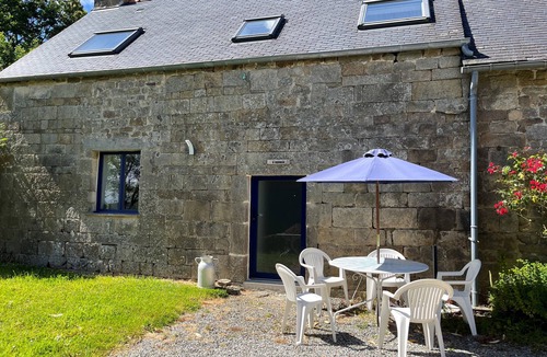 Ploerdut House | Charming typical house in a green setting Heated indoor swimming pool