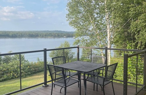 Two Harbors House | Charming waterfront Lakehome