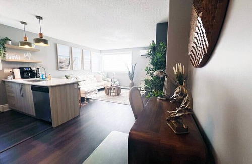 South London Apartment | Chic Boho Retreat | Minutes from Downtown London