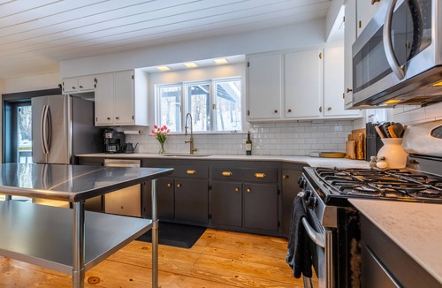Hartland House | Chic Cabin near Killington for Relaxing and Co-working