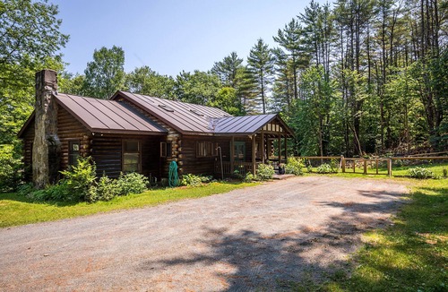 Hartland House | Chic Cabin near Killington for Relaxing and Co-working