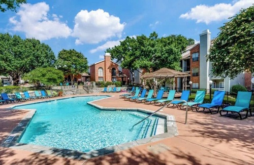 Irving Apartment | Chic Stays 1BR King Suite, Free Parking,Pool & Gym