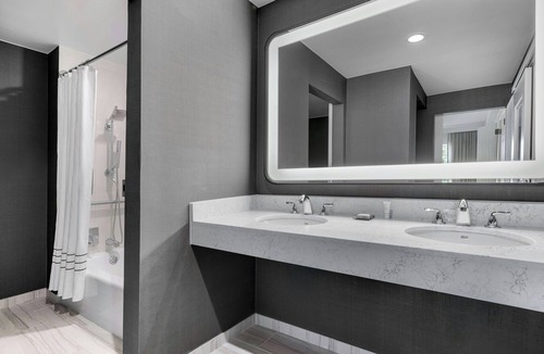 Clearing Hotel | Chicago Marriott Midway