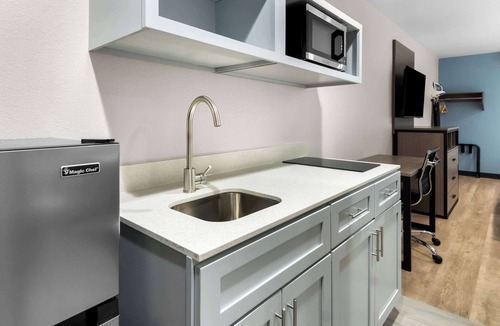 Ederville Hotel | Clarion Pointe Fort Worth East - Arlington