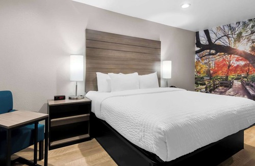 Ederville Hotel | Clarion Pointe Fort Worth East - Arlington