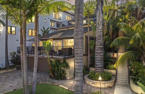 San Clemente House | Coastal Duo Steps to Ole Hanson Casino and the beach