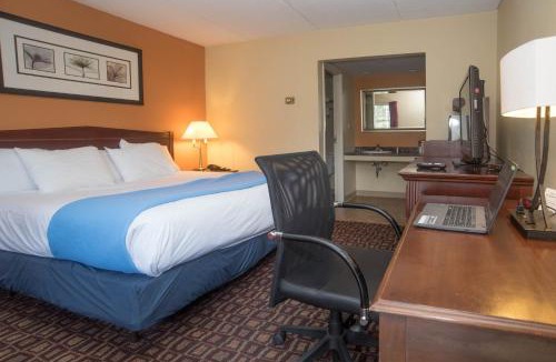 Lyndon Center Hotel | Colonnade Inn