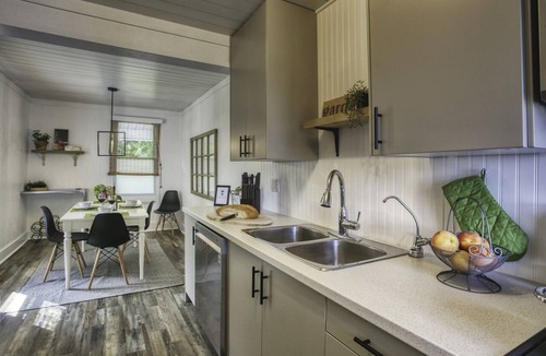 Beamsville House | Comfortable spacious farmhouse vineyard location. Ensuite bathrooms.