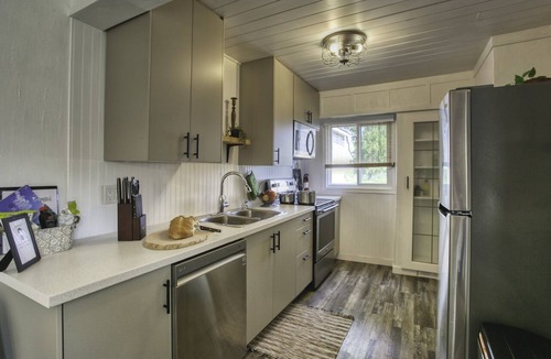 Beamsville House | Comfortable spacious farmhouse vineyard location. Ensuite bathrooms.