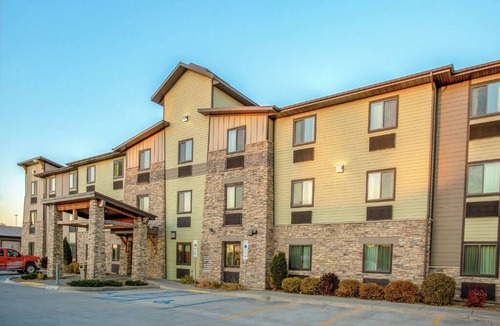 Bismarck Hotel | Comfortable Stay w/Full Kitchen, Near Gateway to Science